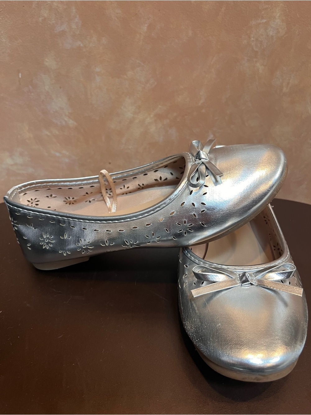 Kensie Girl Silver Bow Ballet Flats Dressy Shoes Sz 2
